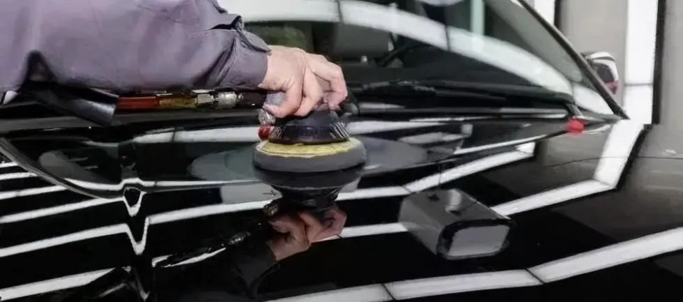 How does the particle size of alpha alumina(α-Al₂O₃) affect the polishing results?